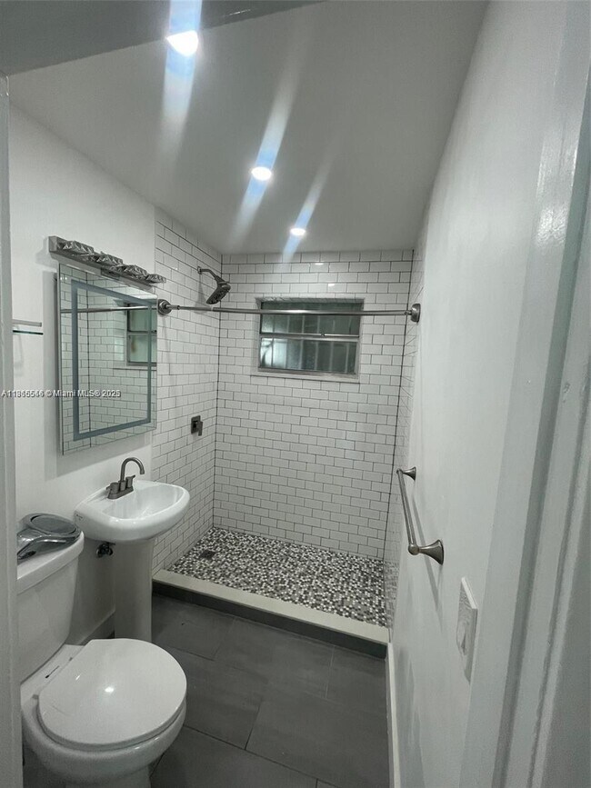 Building Photo - 1145 SW 74th Ct