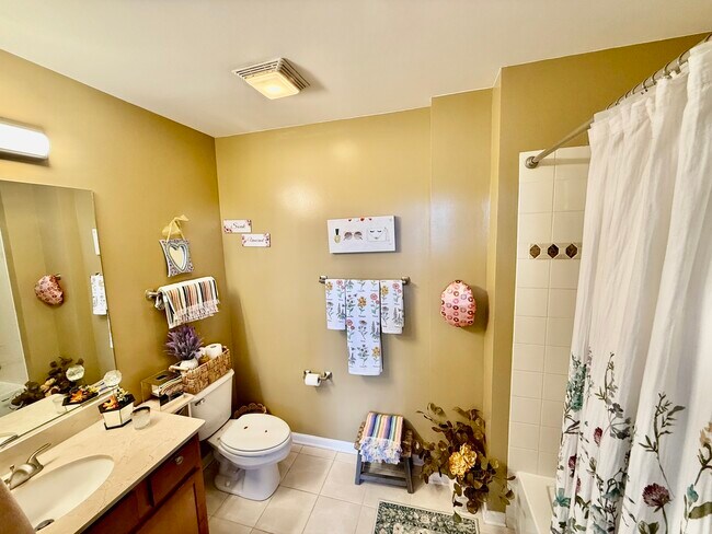 Building Photo - 1914 N Lotus Ave