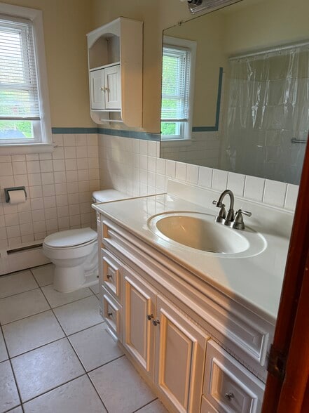 Building Photo - 625 E Queen St