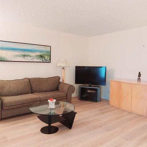 Building Photo - 767 Burgundy B