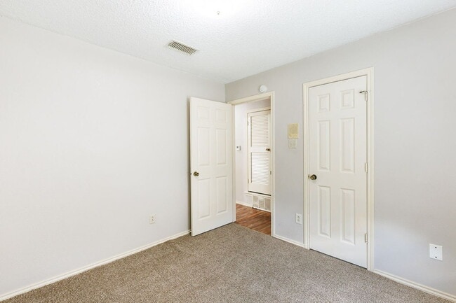 Building Photo - 2 Bedroom Duplex with MOVE IN SPECIAL