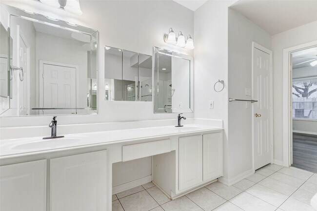 Building Photo - 10210 Thornmont Ln