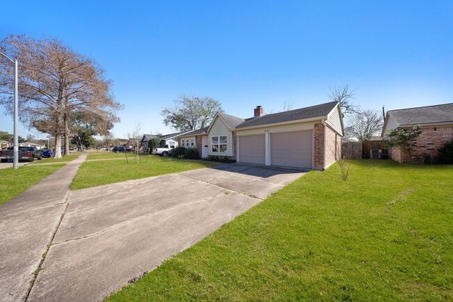 Building Photo - 9115 Tanager St