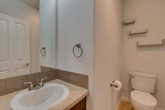 Building Photo - Luxury Mountlake Terrace Townhome with Garage