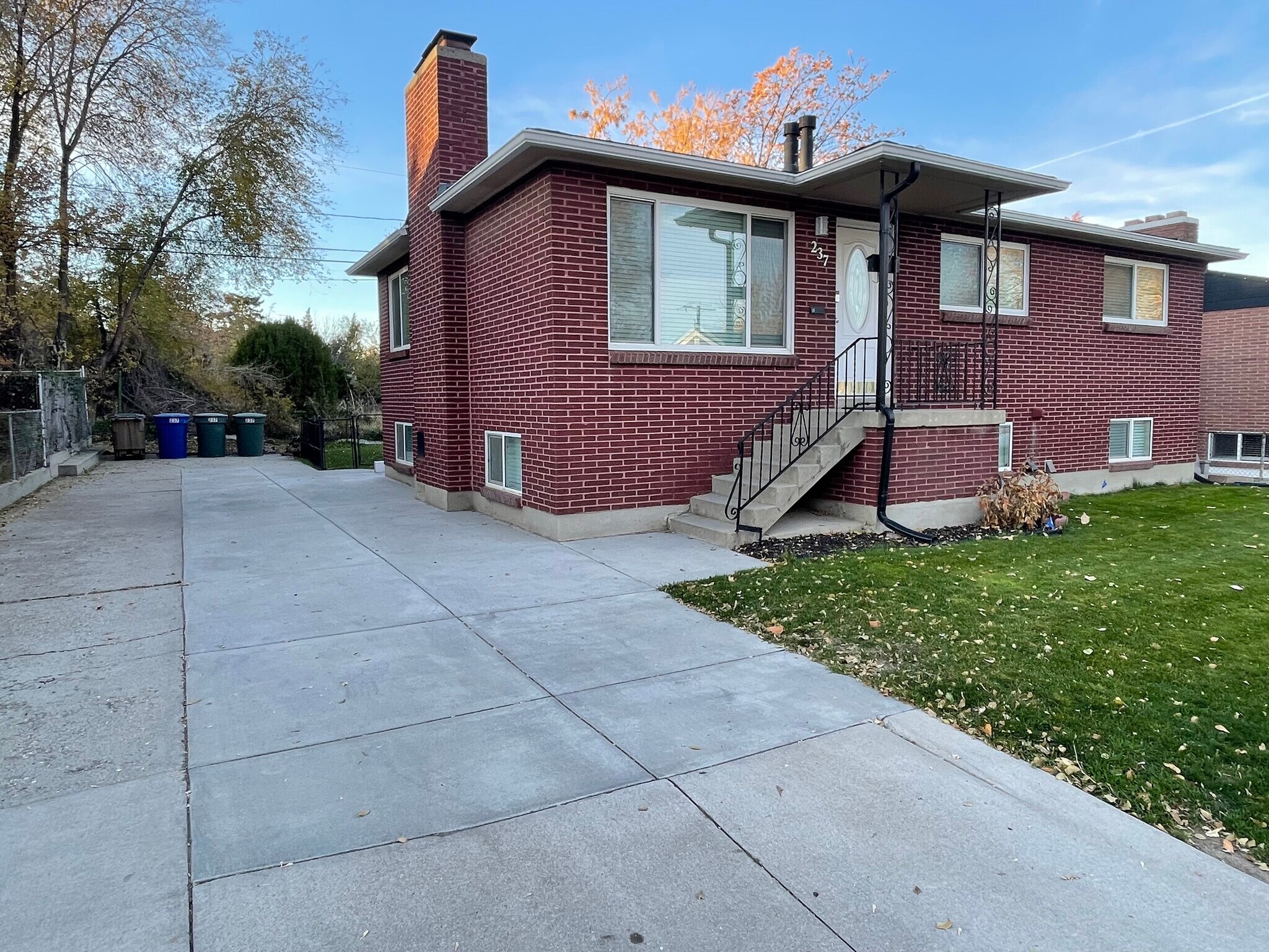 Parking - 237 W Ardmore Pl