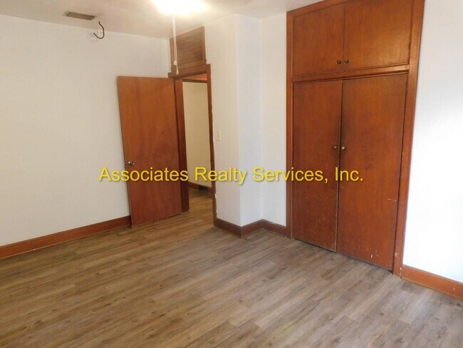 Building Photo - Bevis-991