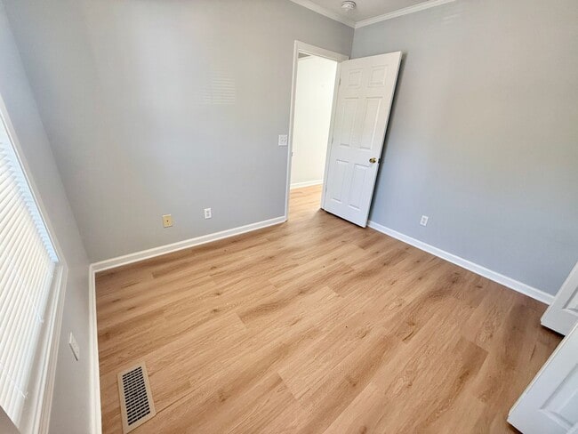 Building Photo - 3 Bed 2 Bath home with pool and lawncare included for $1825!!!