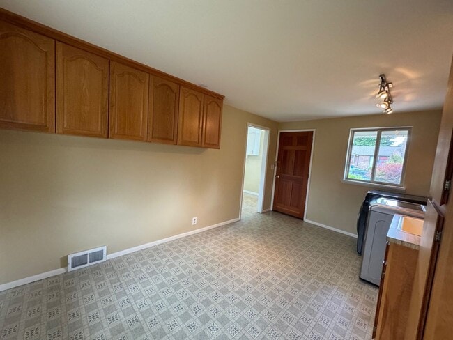 Building Photo - Charming rambler 2 bed 1 bath and office s...