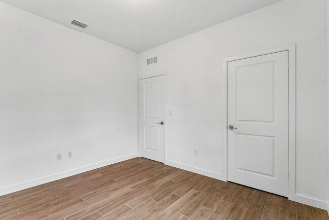 Building Photo - 2770 NE Breezeway Cir