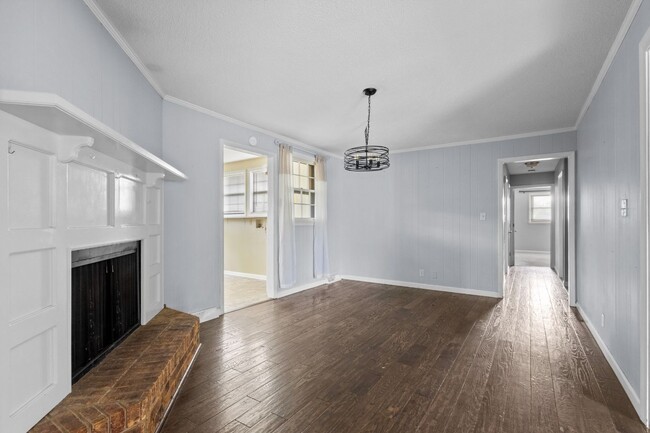 Building Photo - 2560 Memorial Dr
