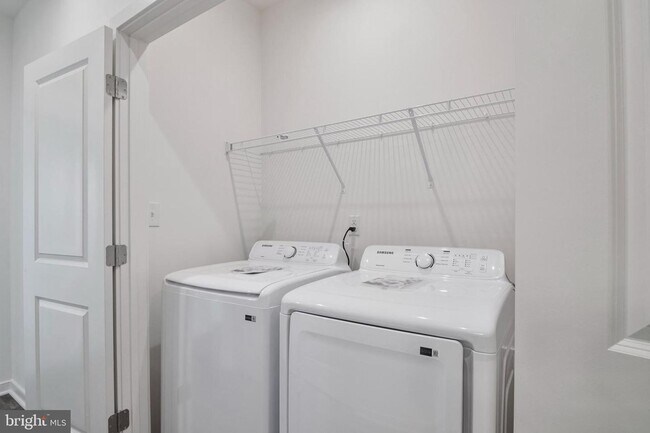 Building Photo - This stunning luxury 2-story condo has 3 beds & 2.5 baths with over 1500 sq ft of living space.