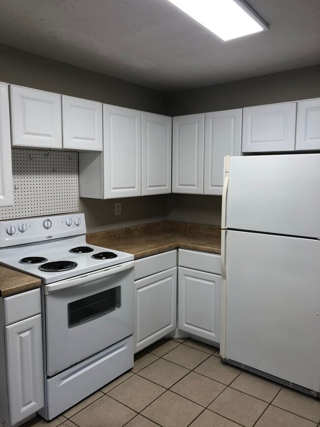 Building Photo - Cozy 2 Bed/ 1 Bath Home with Large Sun Room and Fenced Yard in Sylvan Park, Pet Friendly....