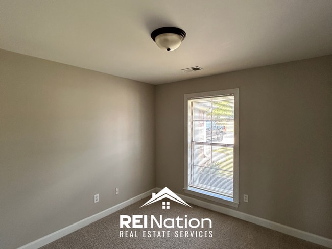Building Photo - SOUTHAVEN STUNNER! 3BR/2BA | Vaulted Ceilings & Fireplace | Fenced Yard!