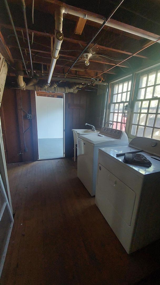 Building Photo - Cape Style Single Family 2 Bedroom/ 1 Bath...
