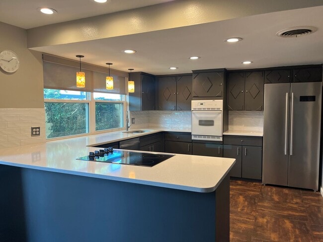 Building Photo - 2 Bed 3 Bath Townhouse on the golf course!