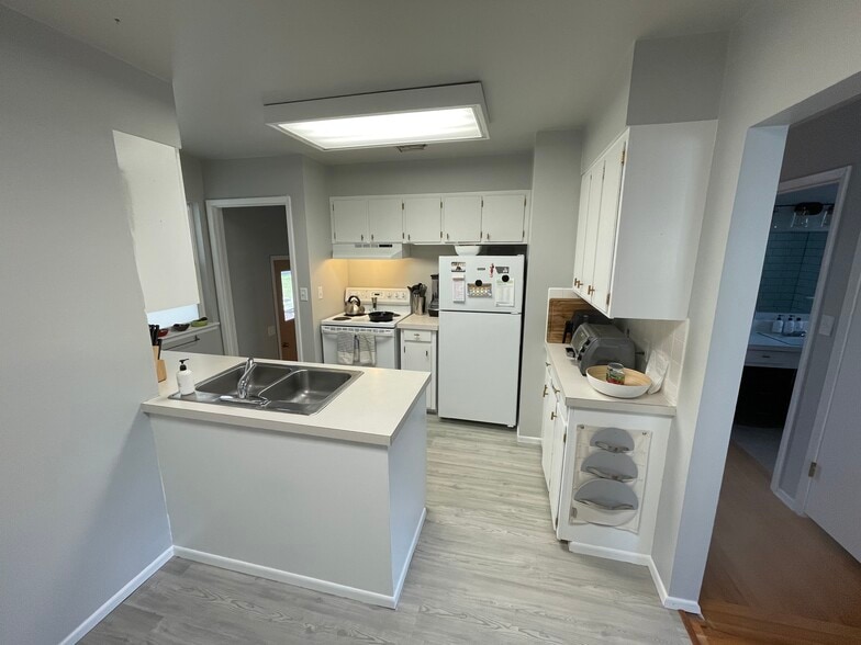 Kitchen 5 - 3011 N Stout Rd