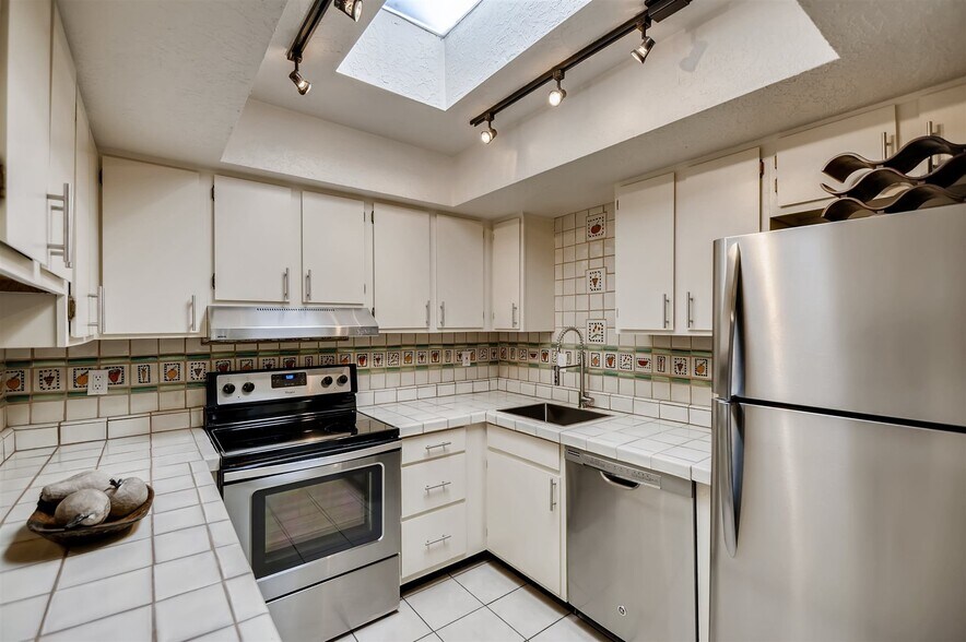 Building Photo - 2364 Camino Capitan