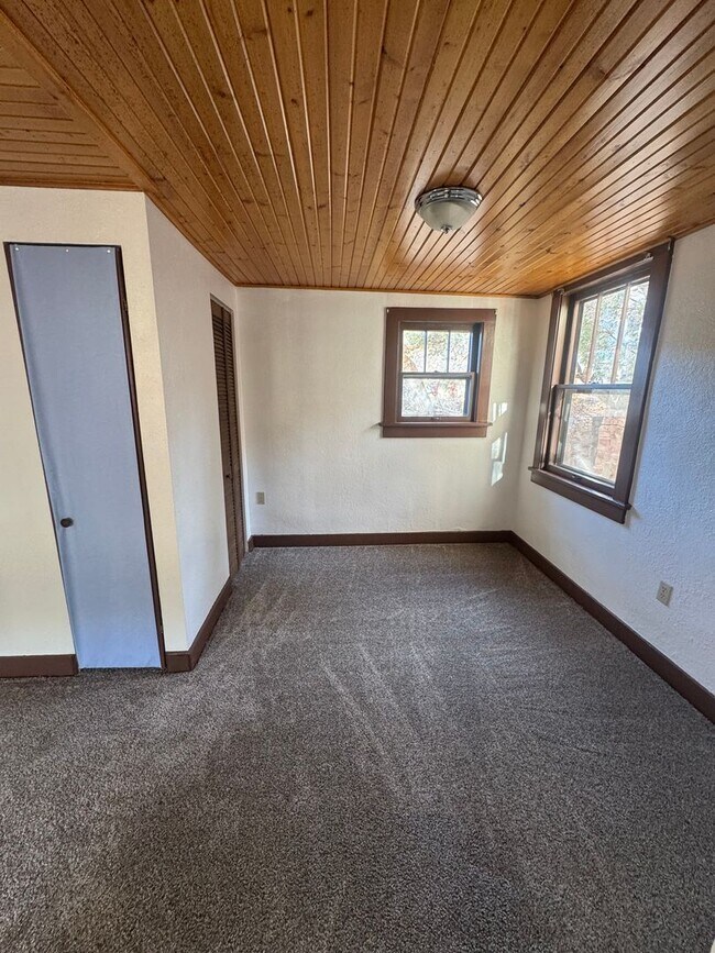 Building Photo - Cave Ave