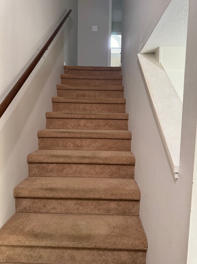 Building Photo - 2 Bedroom || 1.5 Bathroom Townhouse