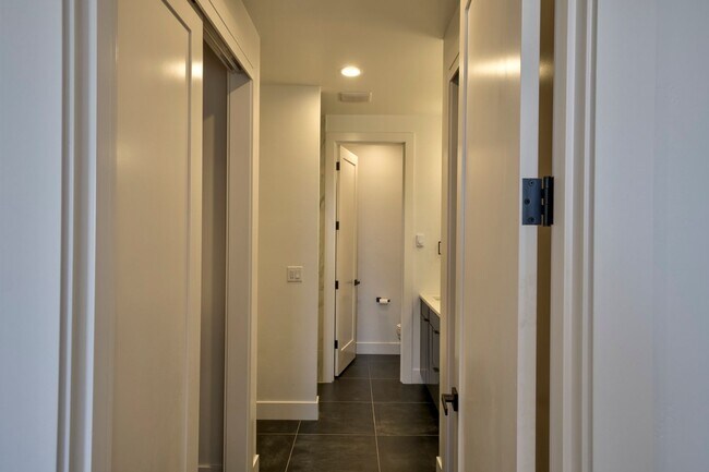 Building Photo - 2580 N W Awbrey Point Cir