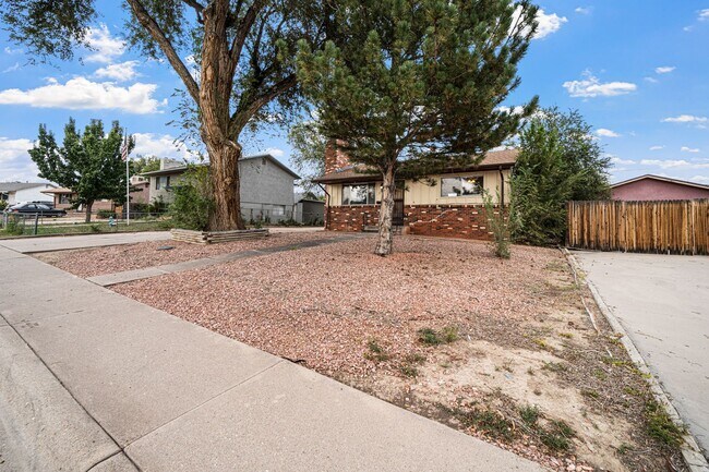 Building Photo - 4 Bed ranch home in Pueblo with Garage!