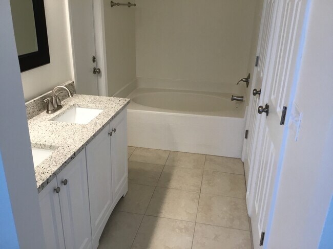 Building Photo - 914 Stallion Way