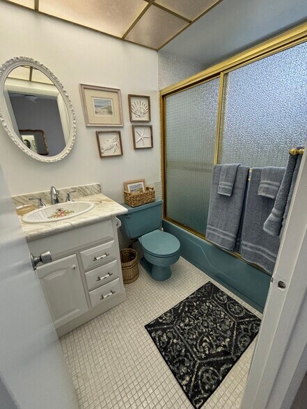 Master en suite bathroom. - 6000 N Ocean Blvd