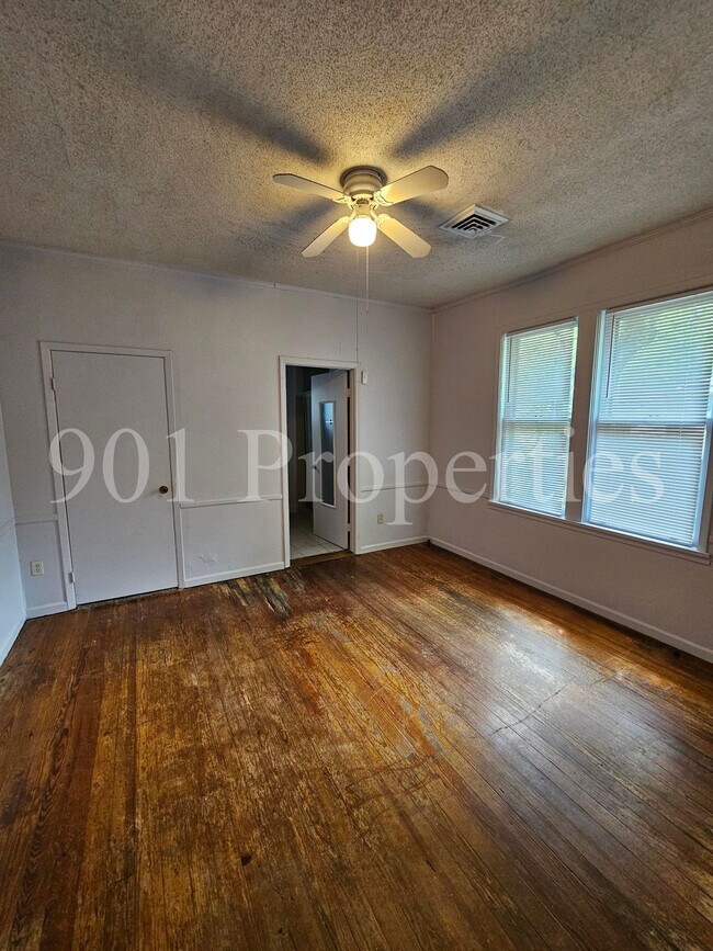 Building Photo - 582 Loeb St