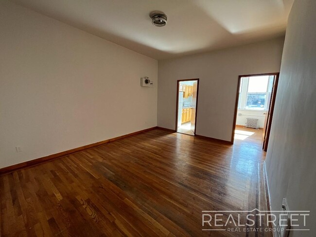 Building Photo - Lovely 2 BED in Sunset Park