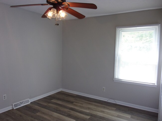 Building Photo - Spacious 2 Bedroom 1 Bath Duplex Minutes t...