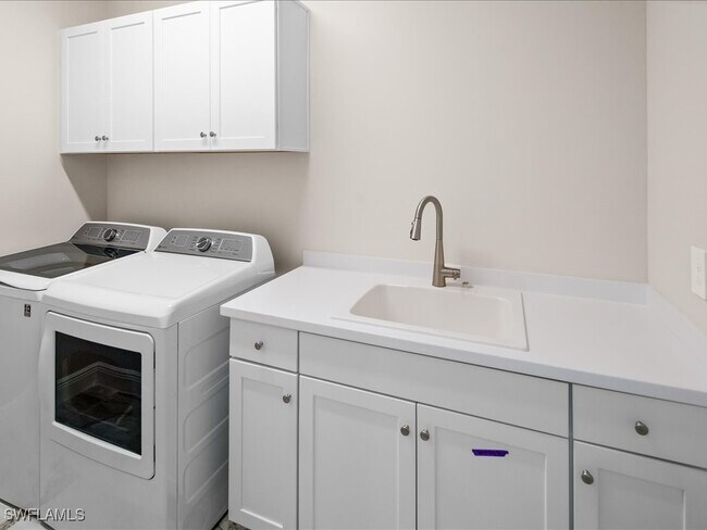 Building Photo - 2385 Ariane Dr