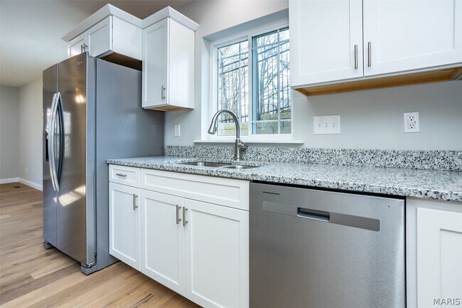 Building Photo - 652 N Kansas St