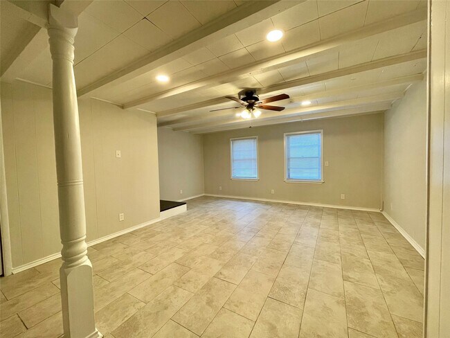 Building Photo - 1112 Southampton Dr