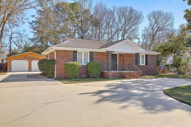 Building Photo - 2137 Woodland Shores Rd