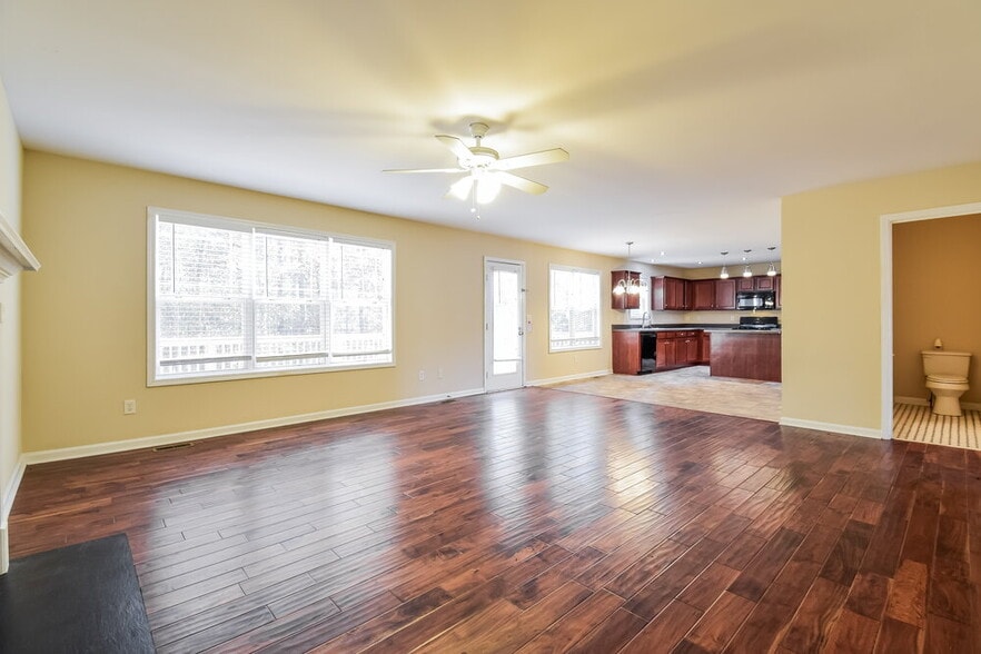 Building Photo - 910 Elderberry Ln