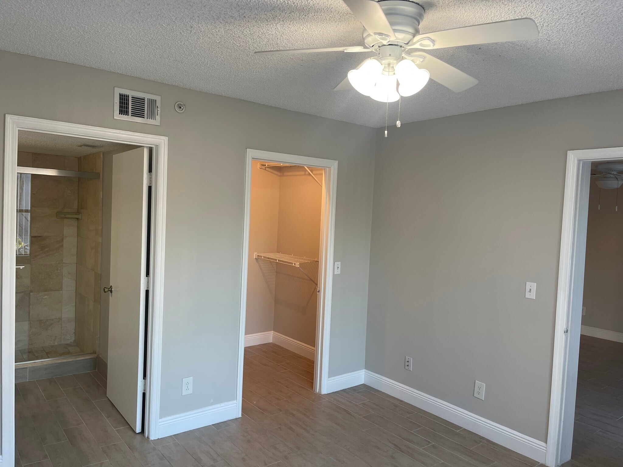 Main bedroom with walk-in closet - 13561 Eagle Ridge Dr