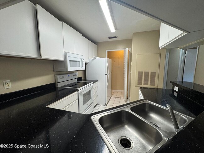Building Photo - 7667 N Wickham Rd