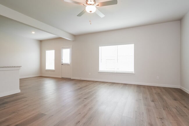 Building Photo - 1533 Woodwinds Dr