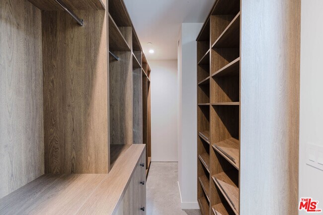 Building Photo - 2855 S Sycamore Ave