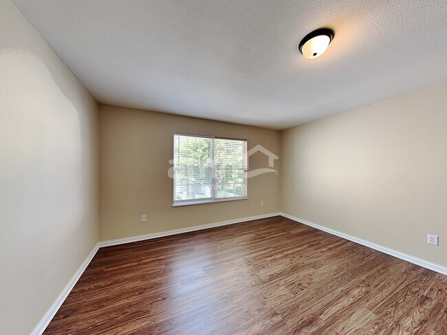 Building Photo - 10850 Chestnut Heath Court