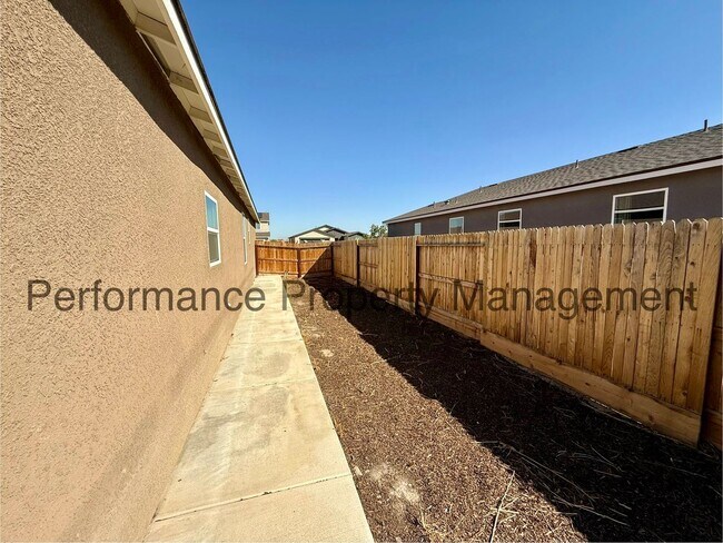 Building Photo - Gorgeous 4 Bed/2 Bath SW Bakersfield Home ...