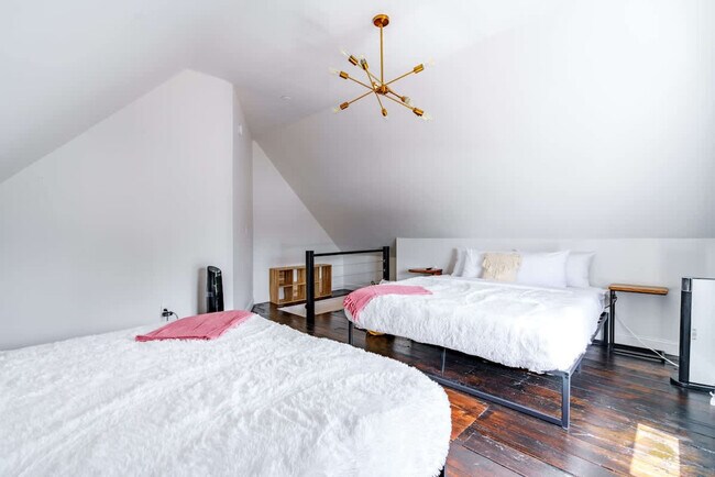 Building Photo - 98 Brickel St