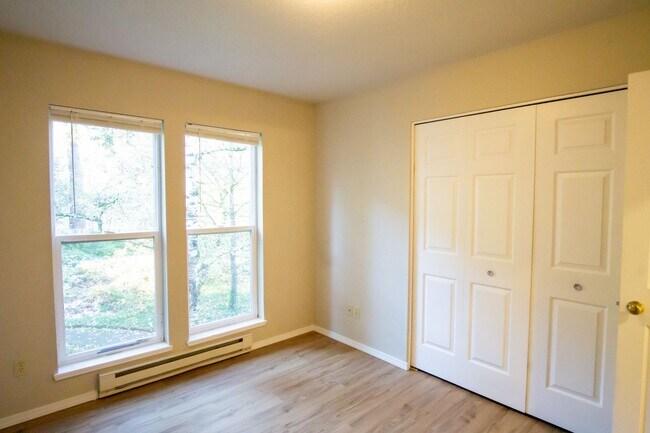 Building Photo - Top Floor 2/2 w/Condo Finishes + Vaulted Ceilings!!