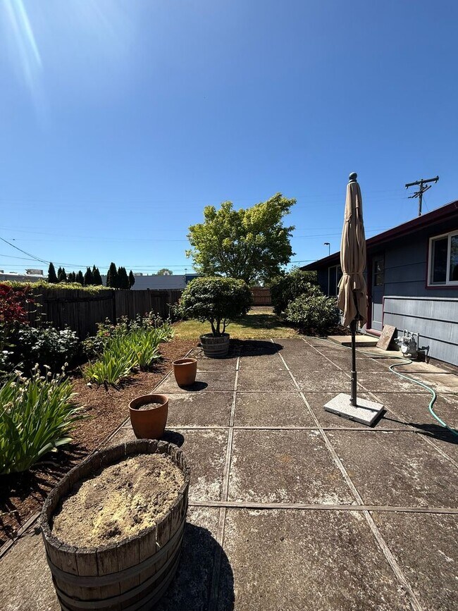 Building Photo - Stunning Pet Friendly Three Bedroom Corval...