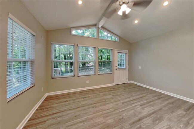 Building Photo - 3929 Lookout Point Dr