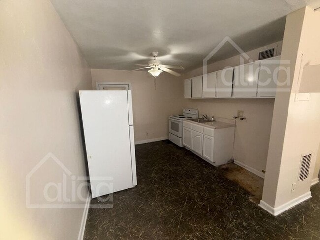 Building Photo - 625 8th St