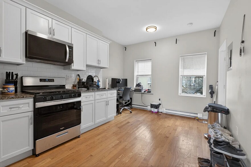 Building Photo - 528 Dorchester Ave