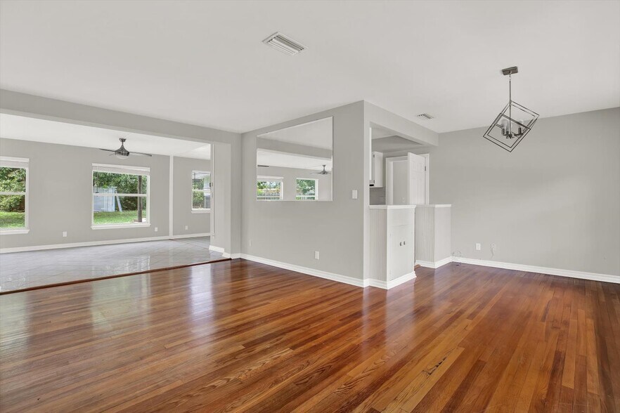 Building Photo - 10711 Seminole Dr N