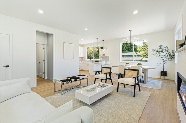 Building Photo - Montlake Townhome