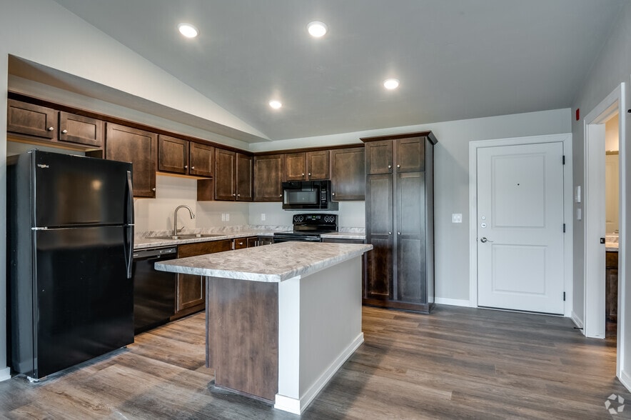 2BR, 2BA - 929SF - Kitchen - Fox Crossing Creek Apartments